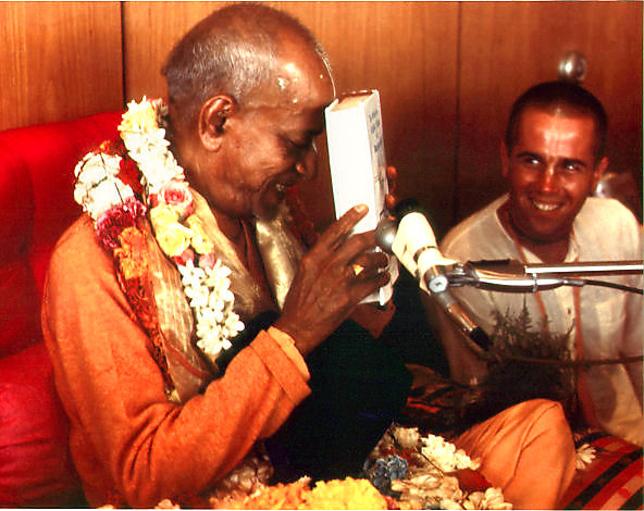 Srila Prabhupada gives his pranams to the Bhagavad-Gita