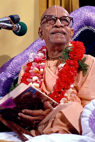 Srila Prabhupada reading from Bhagavad-gita as it is